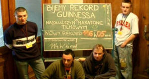 zwycięzcy na tle tablicy